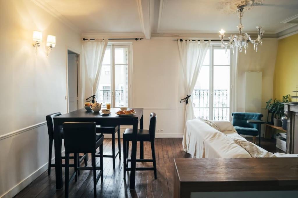 Eiffel Tower View - Republique 4 People 2 Bedrooms * Parijs